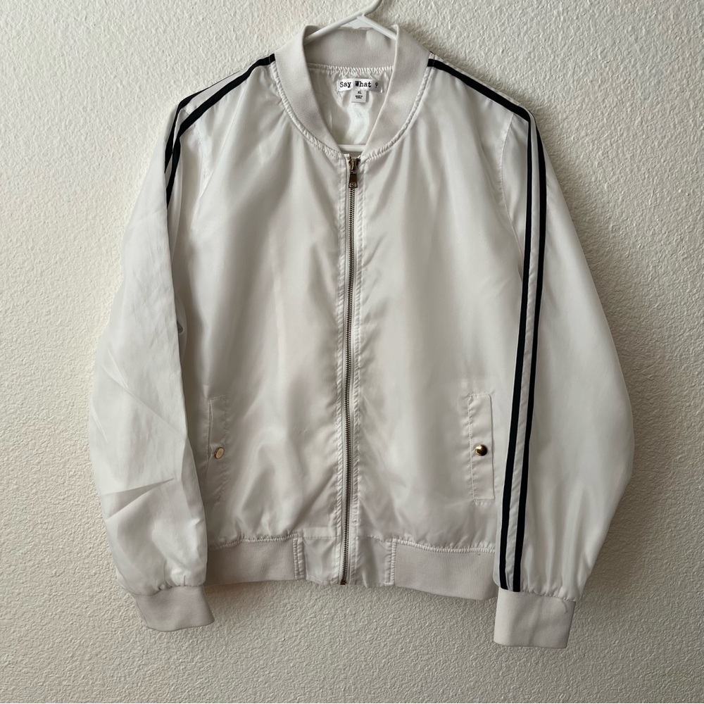 Vintage style white and black bomber jacket
Size XL